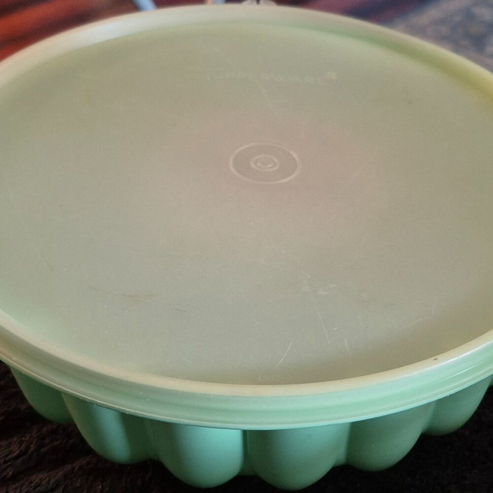 Vintage Tupperware Round Jello Mold Green White 9 1/2" Diameter x 2 1/2 Deep EC